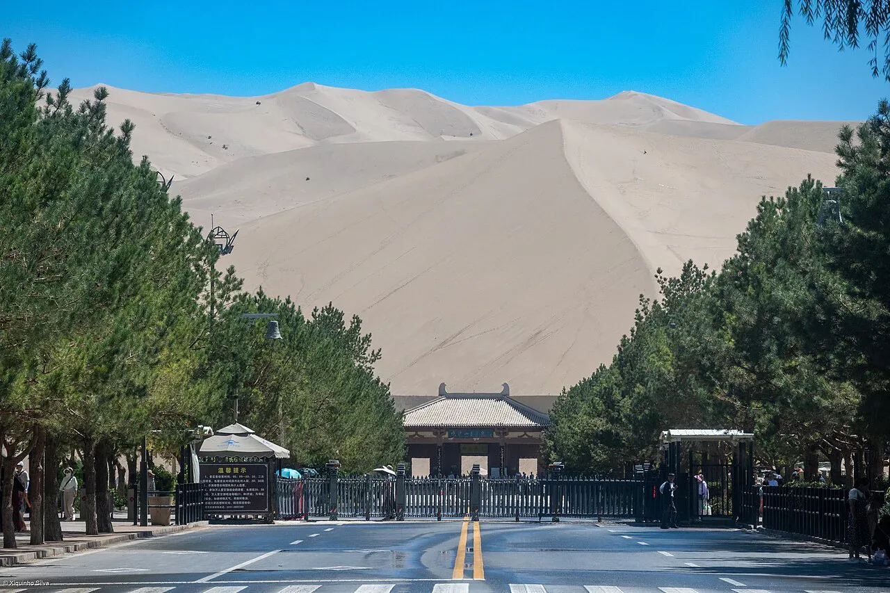 敦煌鸣沙山与月牙泉景观